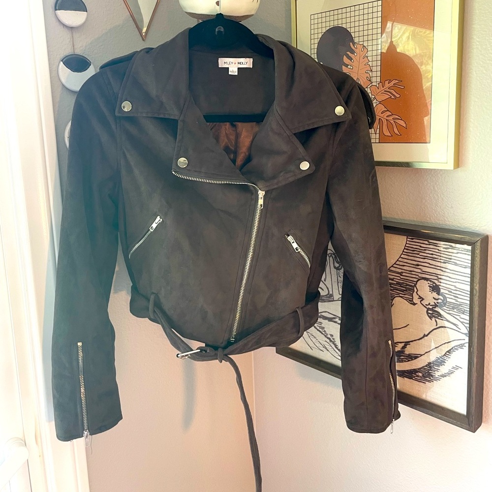 Retro suede cropped dark brown jacket in size large with a medium fit